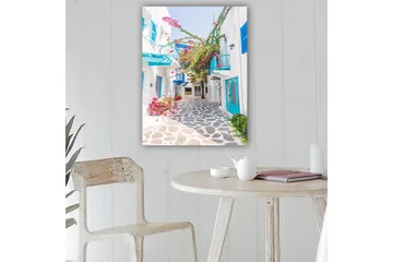 Canvas taulu 70x100 cm - Viehättävä kuja, jossa on valkoisia taloja ja värikkäitä kukkia välimerellisessä ympäristössä - Sininen / Vaaleanpunainen / Valkoinen - Sisustustuotteet - Taulu & taide - Canvas-taulu