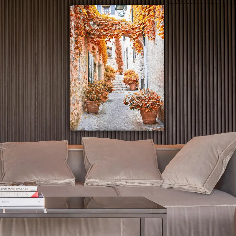 Canvas taulu 70x100 cm - Viehättävä kuja, jota ympäröivät värikkäät syksyn lehdet ja ruukkukasvit - Oranssi / Ruskea / Keltainen - Sisustustuotteet - Taulu & taide - Canvas-taulu