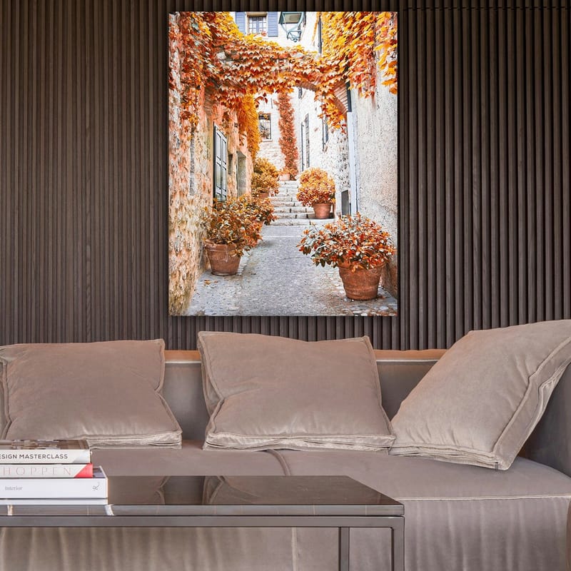 Canvas taulu 70x100 cm - Viehättävä kuja, jota ympäröivät värikkäät syksyn lehdet ja ruukkukasvit - Oranssi / Ruskea / Keltainen - Sisustustuotteet - Taulu & taide - Canvas-taulu