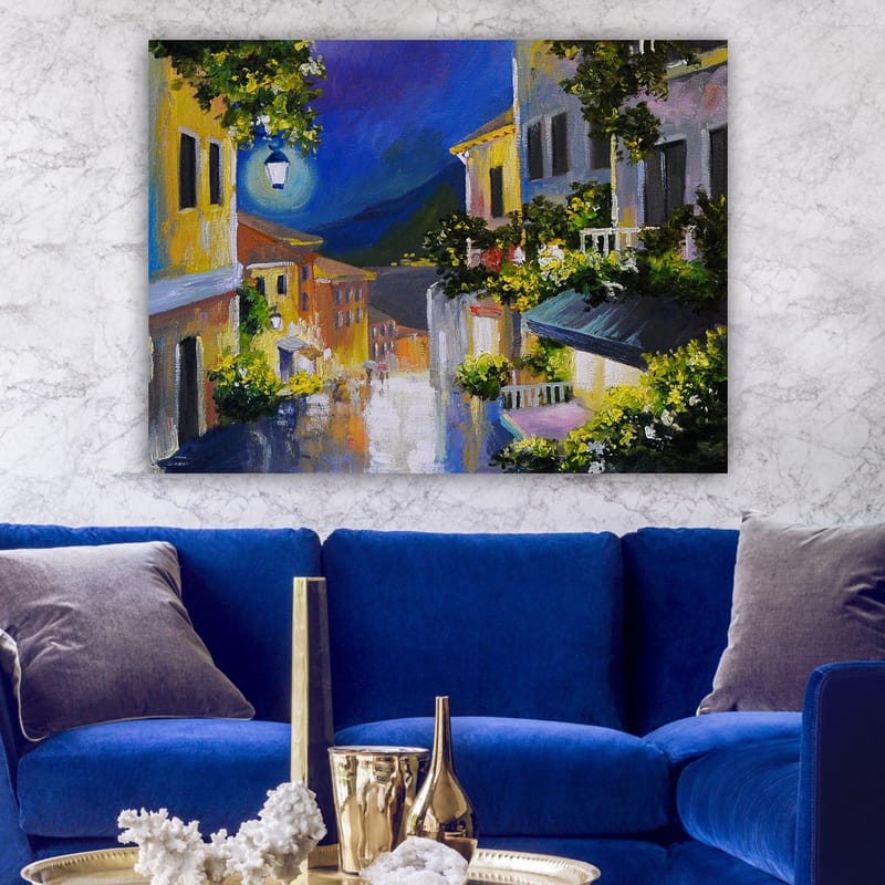 Canvas taulu 70x100 cm - Viehättävä kuja värikkäine taloineen ja kuun valaisemana maiseman yllä - Keltainen / Sininen / Vihreä - Sisustustuotteet - Taulu & taide - Canvas-taulu