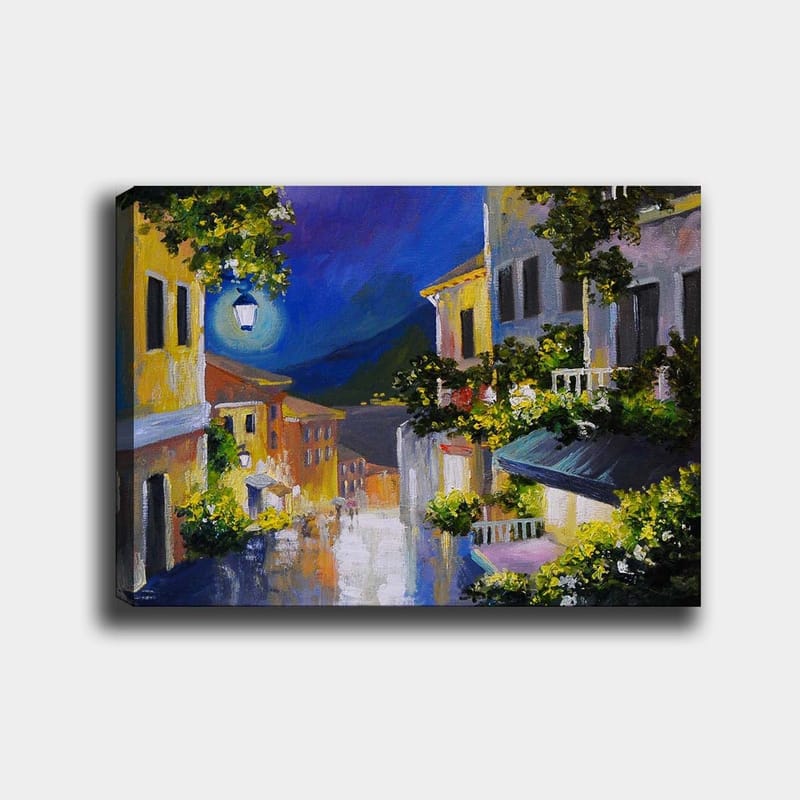 Canvas taulu 70x100 cm - Viehättävä kuja värikkäine taloineen ja kuun valaisemana maiseman yllä, Keltainen / Sininen / Vihreä