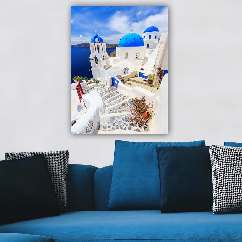 Canvas taulu 70x100 cm - Viehättävä näkymä valkoisista taloista sinisine kupoleineen ja päällystetystä tiestä kreikkalaisella saarella - Sininen / Valkoinen - Sisustustuotteet - Taulu & taide - Canvas-taulu