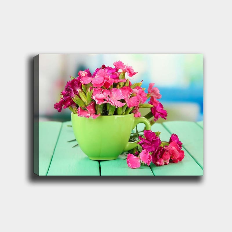 Canvas taulu 70x100 cm - Vihreä kuppi täytettynä vaaleanpunaisilla kukilla, Vihreä / Vaaleanpunainen