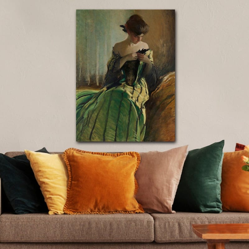 Canvas taulu 70x100 cm - Vihreämekkoinen nainen istuu ja työskentelee käsissään jonkin kanssa, syvissä mietteissä. - Vihreä / Musta / Beige - Sisustustuotteet - Taulu & taide - Canvas-taulu