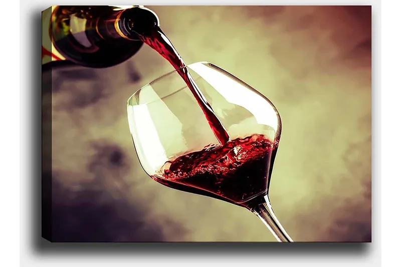 Canvas taulu 70x100 cm - Viinipullo kaadetaan lasilliseen punaviiniä luoden elegantin ja kutsuvan tunnelman - Punainen / Vihreä / Keltainen - Sisustustuotteet - Taulu & taide - Canvas-taulu