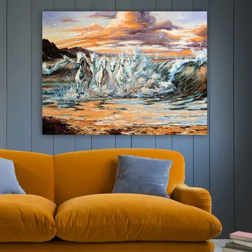 Canvas taulu 70x100 cm - Viisi valkoista hevosta laukkaa aaltojen läpi auringonlaskun aikaan - Valkoinen / Sininen / Oranssi - Sisustustuotteet - Taulu & taide - Canvas-taulu