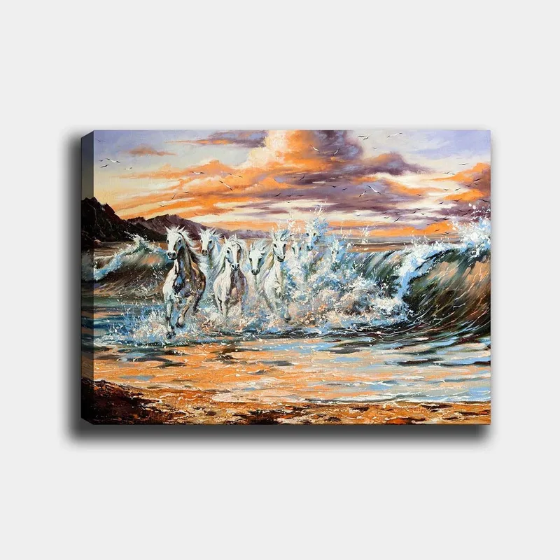Canvas taulu 70x100 cm - Viisi valkoista hevosta laukkaa aaltojen läpi auringonlaskun aikaan, Valkoinen / Sininen / Oranssi