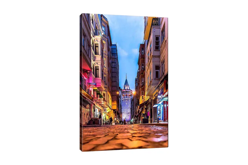 Canvas taulu 70x100 cm - Vilkas kaupunkikuva, jonka keskipisteenä on Galata-torni kapealla kadulla, Sininen / Oranssi / Violetti