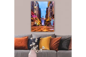 Canvas taulu 70x100 cm - Vilkas kaupunkikuva, jonka keskipisteenä on Galata-torni kapealla kadulla - Sininen / Oranssi / Violetti - Sisustustuotteet - Taulu & taide - Canvas-taulu