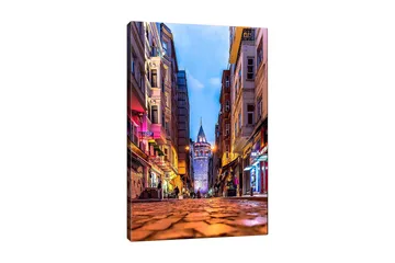 Canvas taulu 70x100 cm - Vilkas kaupunkikuva, jonka keskipisteenä on Galata-torni kapealla kadulla - Sininen / Oranssi / Violetti - Sisustustuotteet - Taulu & taide - Canvas-taulu
