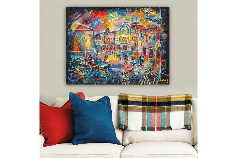 Canvas taulu 70x100 cm - Vilkas kaupunkikuva, jossa historiallisiin vaatteisiin pukeutuneita ihmisiä kävelee kadulla, jota reunustavat kauniit rakennukset ja hevoskärryt - Sininen / Punainen / Keltainen - Sisustustuotteet - Taulu & taide - Canvas-taulu