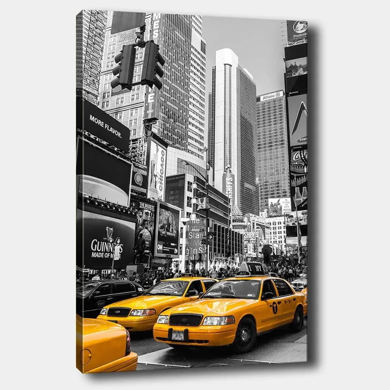 Canvas taulu 70x100 cm - Vilkas kaupunkikuva, jossa keltaiset taksit hallitsevat katua urbaanissa ympäristössä, Keltainen / Musta