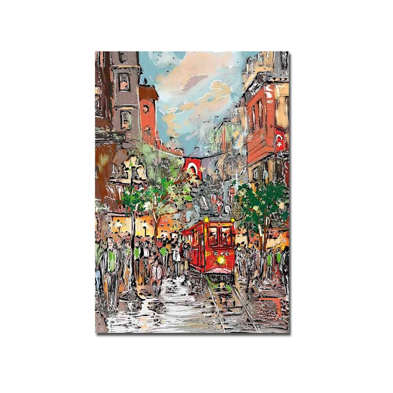 Canvas taulu 70x100 cm - Vilkas kaupunkikuva, jossa punainen raitiovaunu kulkee sateisen kadun läpi ihmisten ja puiden ympäröimänä - Punainen / Vihreä / Ruskea - Sisustustuotteet - Taulu & taide - Canvas-taulu