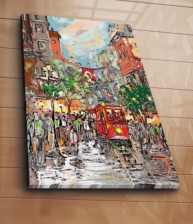 Canvas taulu 70x100 cm - Vilkas kaupunkikuva, jossa punainen raitiovaunu kulkee sateisen kadun läpi ihmisten ja puiden ympäröimänä - Punainen / Vihreä / Ruskea - Sisustustuotteet - Taulu & taide - Canvas-taulu