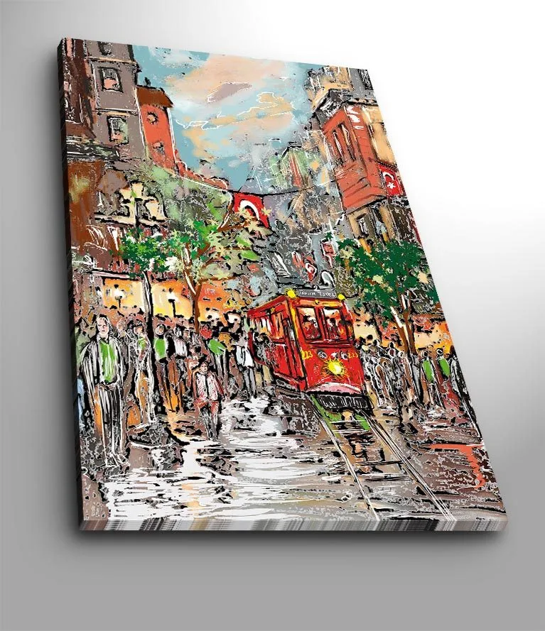 Canvas taulu 70x100 cm - Vilkas kaupunkikuva, jossa punainen raitiovaunu kulkee sateisen kadun läpi ihmisten ja puiden ympäröimänä, Punainen / Vihreä / Ruskea