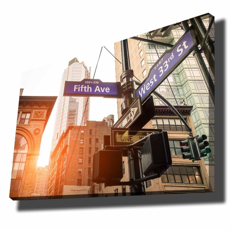 Canvas taulu 70x100 cm - Vilkas kaupunkikuva liikennemerkeillä suurkaupungin risteyksessä, Sininen / Ruskea / Vihreä