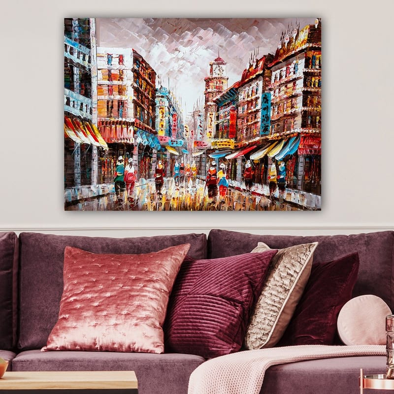 Canvas taulu 70x100 cm - Vilkas kaupunkikuva värikkäine rakennuksineen ja sateisella kadulla kävelevine ihmisineen - Punainen / Sininen / Keltainen - Sisustustuotteet - Taulu & taide - Canvas-taulu