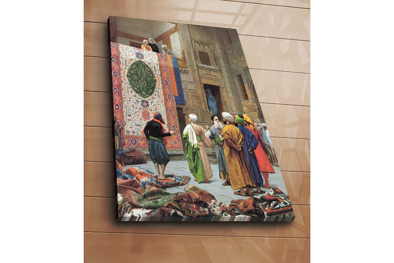Canvas taulu 70x100 cm - Vilkas markkinapaikka, jossa miehet keskustelevat ja ihailevat suurta, värikästä mattoa - Punainen / Vihreä / Sininen - Sisustustuotteet - Taulu & taide - Canvas-taulu