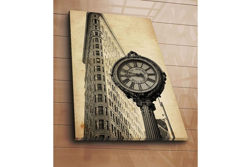 Canvas taulu 70x100 cm - Vintage-kello ikonisen rakennuksen juurella New Yorkissa - Musta / Harmaa / Beige - Sisustustuotteet - Taulu & taide - Canvas-taulu