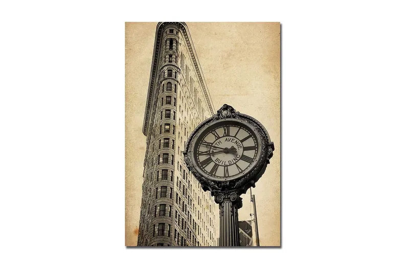 Canvas taulu 70x100 cm - Vintage-kello ikonisen rakennuksen juurella New Yorkissa, Musta / Harmaa / Beige