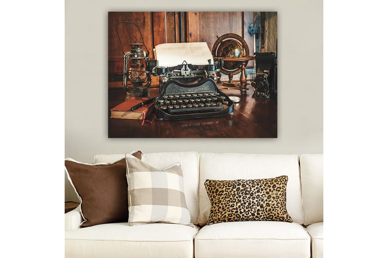 Canvas taulu 70x100 cm - Vintage-kirjoituskone paperilla ja vanhalla maapallolla puupöydällä - Musta / Ruskea / Valkoinen - Sisustustuotteet - Taulu & taide - Canvas-taulu