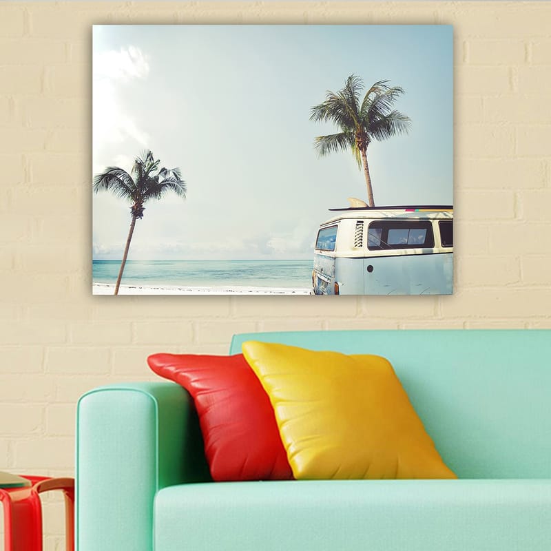 Canvas taulu 70x100 cm - Vintage-pakettiauto rannalla, taustalla palmuja ja meri - Vaaleansininen / Valkoinen / Vihreä - Sisustustuotteet - Taulu & taide - Canvas-taulu