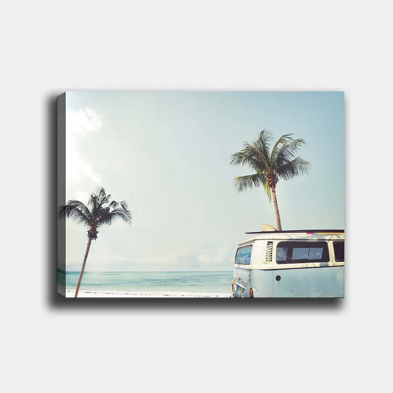 Canvas taulu 70x100 cm - Vintage-pakettiauto rannalla, taustalla palmuja ja meri, Vaaleansininen / Valkoinen / Vihreä