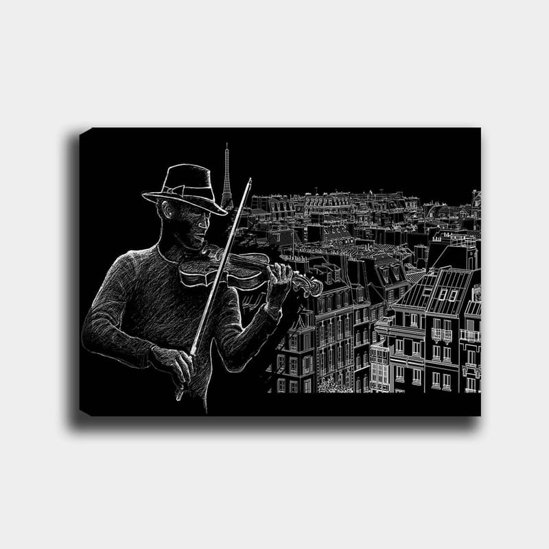 Canvas taulu 70x100 cm - Viulisti soittaa musiikkia kaupungin siluettia vasten Eiffel-tornin taustalla, Musta / Valkoinen