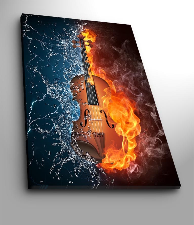 Canvas taulu 70x100 cm - Viulu tulen ja veden ympäröimänä, symboloi elementtien välistä kontrastia, Oranssi / Sininen / Ruskea