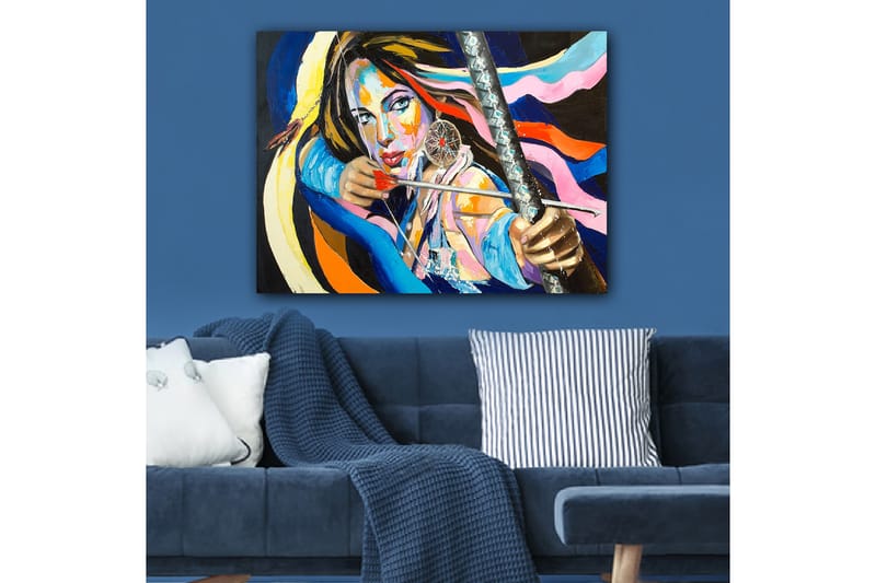 Canvas taulu 70x100 cm - Voimakas nainen jänteilee rusettia värikkäiden nauhojen ympäröimänä - Sininen / Punainen / Keltainen - Sisustustuotteet - Taulu & taide - Canvas-taulu