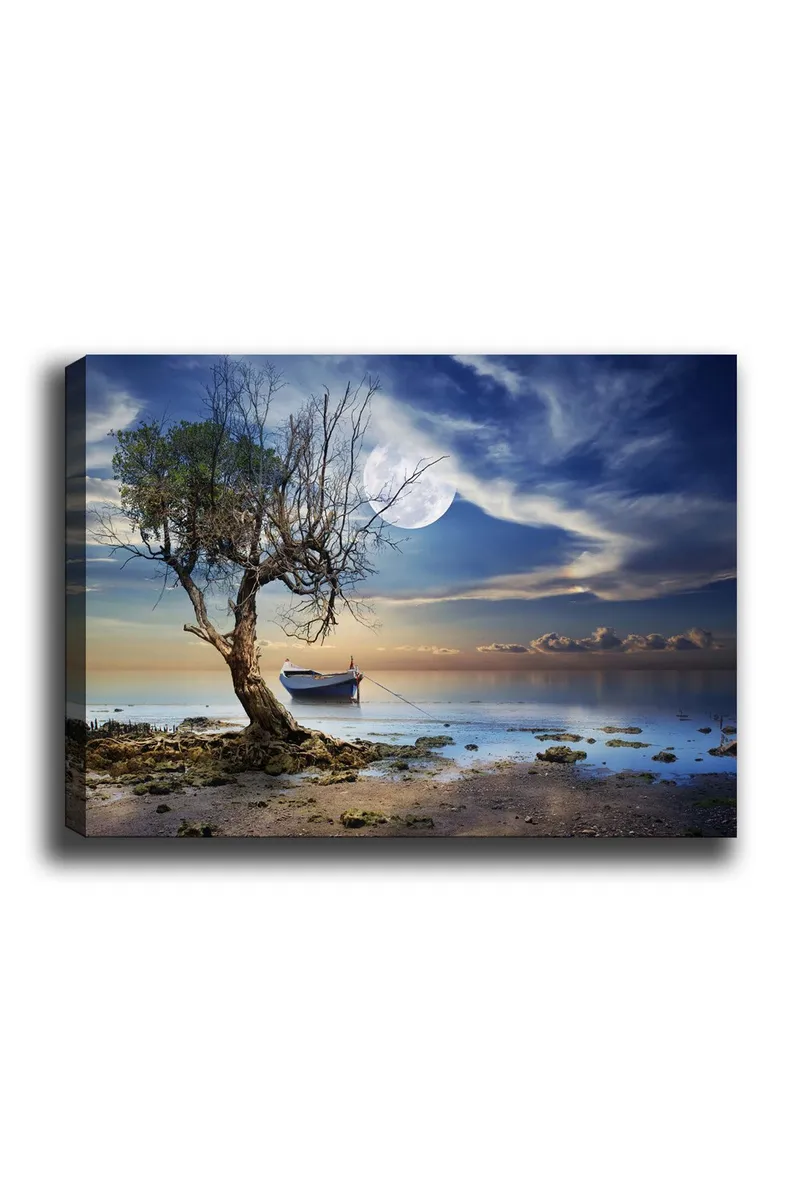 Canvas taulu 70x100 cm - Yksinäinen, kuollut puunrunko tyynen veden äärellä, taustalla vene tähtitaivaan alla, Sininen / Vihreä / Beige