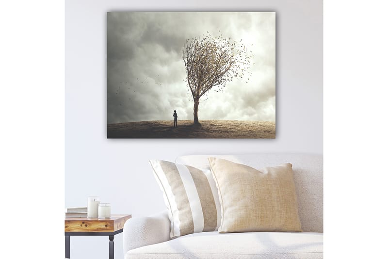 Canvas taulu 70x100 cm - Yksinäinen ihminen seisoo lehtensä pudottavan puun vieressä dramaattisella ja pilvisellä taivaalla, Harmaa / Ruskea / Beige