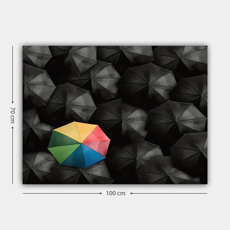 Canvas taulu 70x100 cm - Yksinäinen värikäs sateenvarjo lukuisten mustien sateenvarjojen joukossa - Musta / Keltainen / Punainen - Sisustustuotteet - Taulu & taide - Canvas-taulu