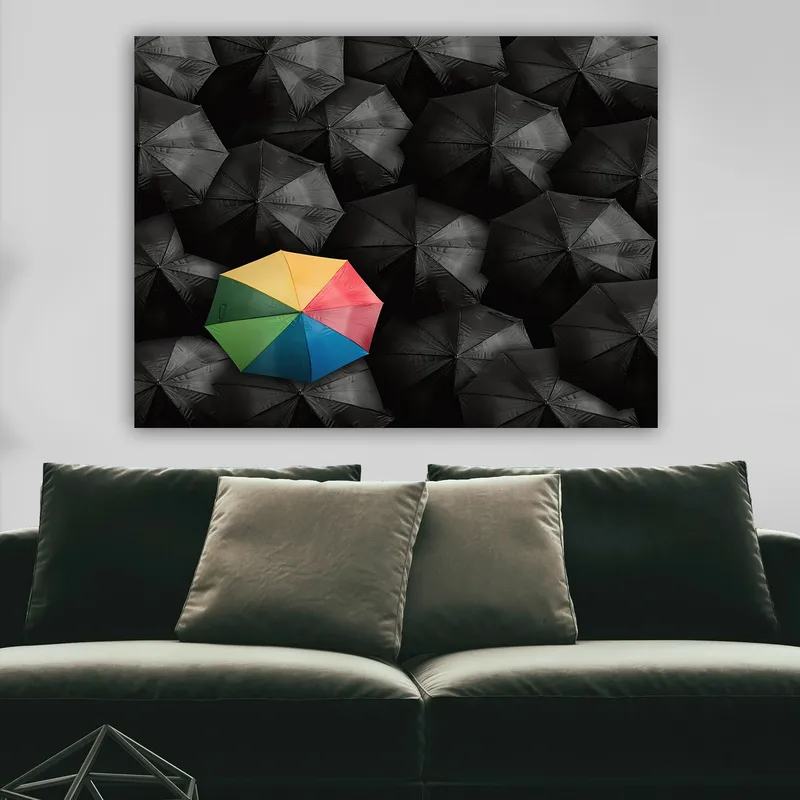 Canvas taulu 70x100 cm - Yksinäinen värikäs sateenvarjo lukuisten mustien sateenvarjojen joukossa - Musta / Keltainen / Punainen - Sisustustuotteet - Taulu & taide - Canvas-taulu
