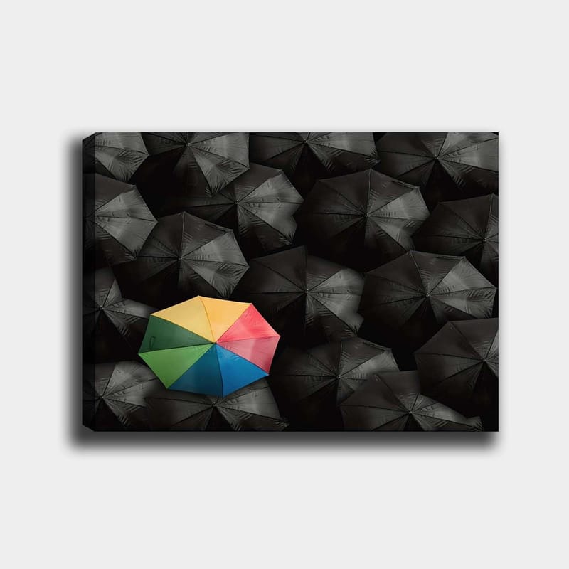 Canvas taulu 70x100 cm - Yksinäinen värikäs sateenvarjo lukuisten mustien sateenvarjojen joukossa, Musta / Keltainen / Punainen