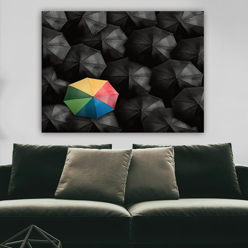 Canvas taulu 70x100 cm - Yksinäinen värikäs sateenvarjo lukuisten mustien sateenvarjojen joukossa - Musta / Keltainen / Punainen - Sisustustuotteet - Taulu & taide - Canvas-taulu