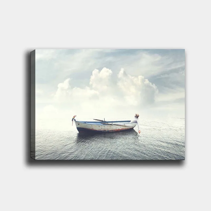 Canvas taulu 70x100 cm - Yksinäinen vene kelluu tyynellä vedellä kirkkaan taivaan alla pilvien kanssa, Sininen / Valkoinen / Harmaa