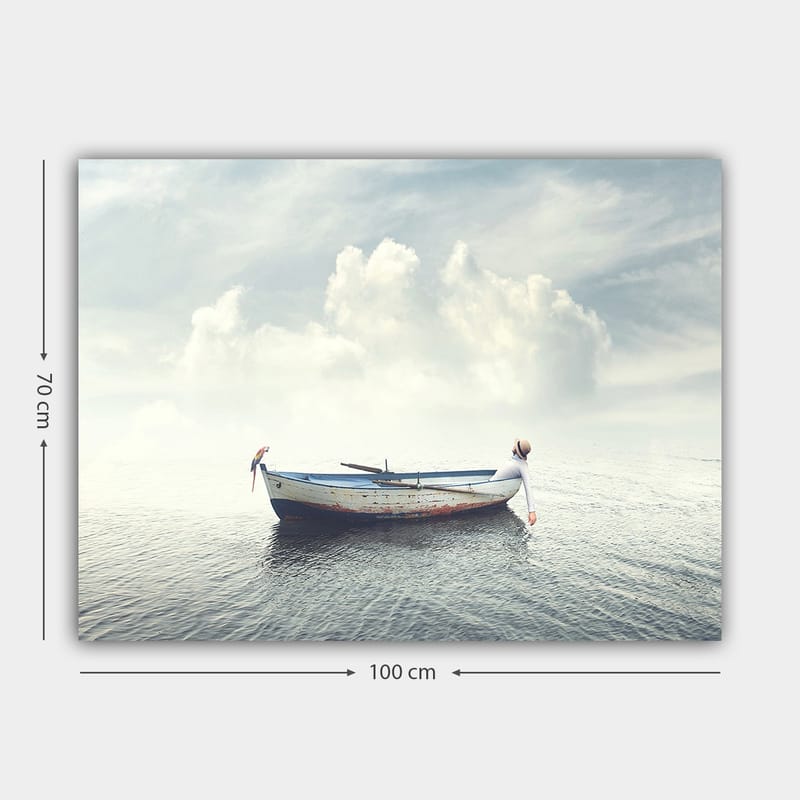 Canvas taulu 70x100 cm - Yksinäinen vene kelluu tyynellä vedellä kirkkaan taivaan alla pilvien kanssa - Sininen / Valkoinen / Harmaa - Sisustustuotteet - Taulu & taide - Canvas-taulu