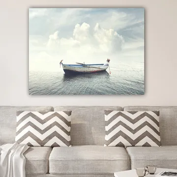 Canvas taulu 70x100 cm - Yksinäinen vene kelluu tyynellä vedellä kirkkaan taivaan alla pilvien kanssa - Sininen / Valkoinen / Harmaa - Sisustustuotteet - Taulu & taide - Canvas-taulu