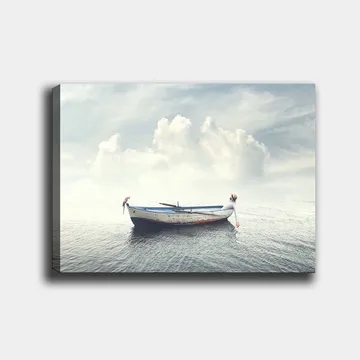 Canvas taulu 70x100 cm - Yksinäinen vene kelluu tyynellä vedellä kirkkaan taivaan alla pilvien kanssa - Sininen / Valkoinen / Harmaa - Sisustustuotteet - Taulu & taide - Canvas-taulu