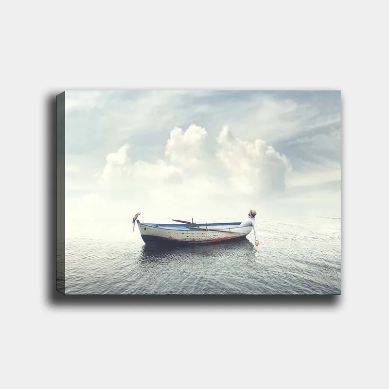 Canvas taulu 70x100 cm - Yksinäinen vene kelluu tyynellä vedellä kirkkaan taivaan alla pilvien kanssa, Sininen / Valkoinen / Harmaa