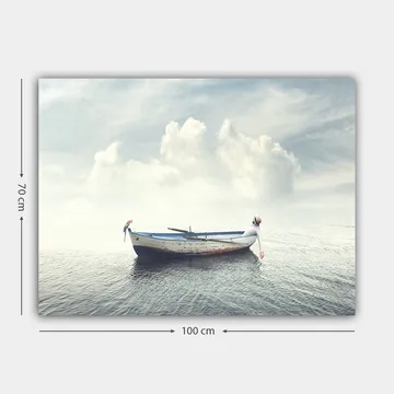 Canvas taulu 70x100 cm - Yksinäinen vene kelluu tyynellä vedellä kirkkaan taivaan alla pilvien kanssa - Sininen / Valkoinen / Harmaa - Sisustustuotteet - Taulu & taide - Canvas-taulu
