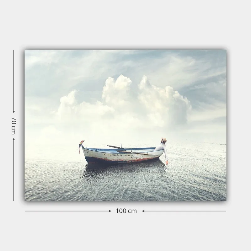 Canvas taulu 70x100 cm - Yksinäinen vene kelluu tyynellä vedellä kirkkaan taivaan alla pilvien kanssa - Sininen / Valkoinen / Harmaa - Sisustustuotteet - Taulu & taide - Canvas-taulu