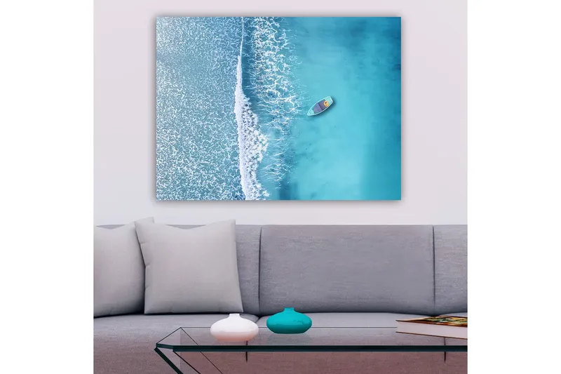 Canvas taulu 70x100 cm - Yksinäinen vene kirkkaalla, turkoosilla merellä, valkoisten aaltojen vyöryessä kohti rantaa - Turkoosi / Valkoinen - Sisustustuotteet - Taulu & taide - Canvas-taulu
