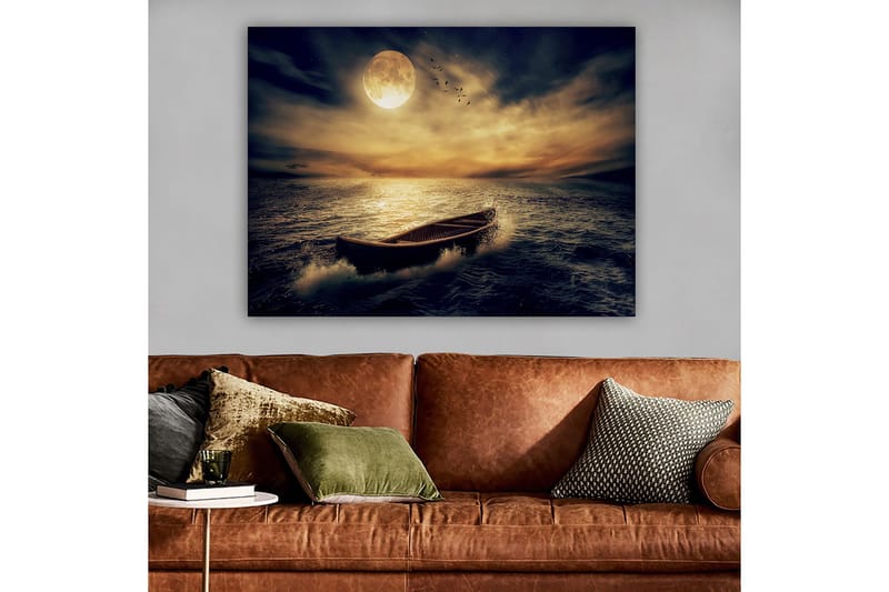 Canvas taulu 70x100 cm - Yksinäinen vene liukuu peilimäisellä järvellä suuren, kirkkaan kuun alla - Tummansininen / Kultainen / Harmaa - Sisustustuotteet - Taulu & taide - Canvas-taulu