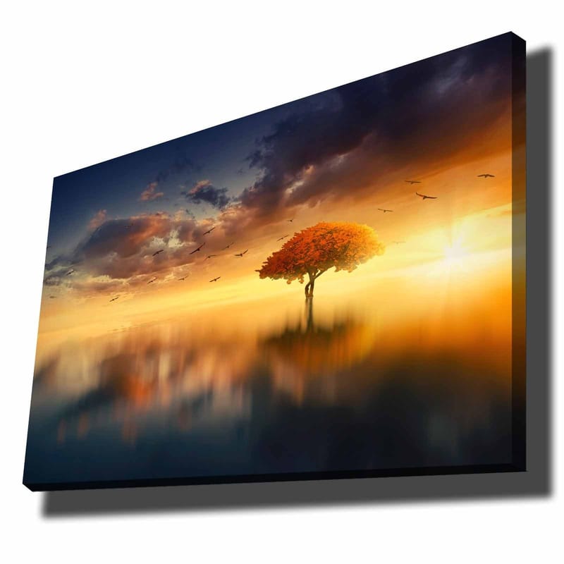 Canvas taulu 70x100 cm - Yksinäinen puu kirkkaan oranssilla latvuksella unenomaisessa maisemassa auringonlaskun aikaan, Oranssi / Sininen / Kulta