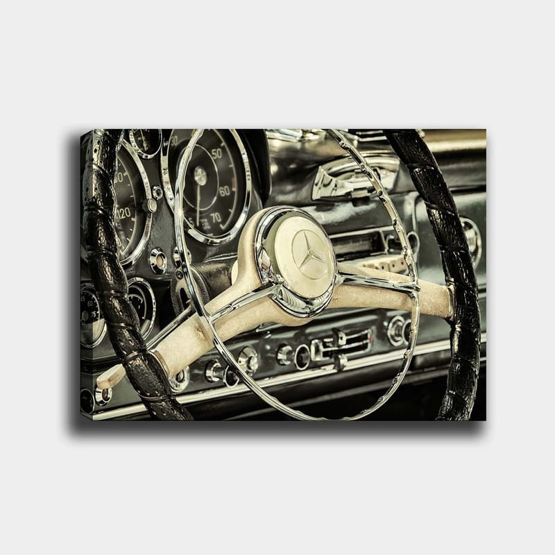 Canvas taulu 70x100 cm - Yksityiskohtainen lähikuva klassikkoauton ohjauspyörästä ja kojelaudasta, Hopea / Musta / Beige