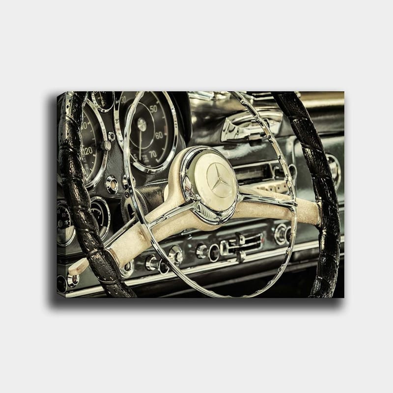 Canvas taulu 70x100 cm - Yksityiskohtainen lähikuva klassikkoauton ohjauspyörästä ja kojelaudasta, Hopea / Musta / Beige