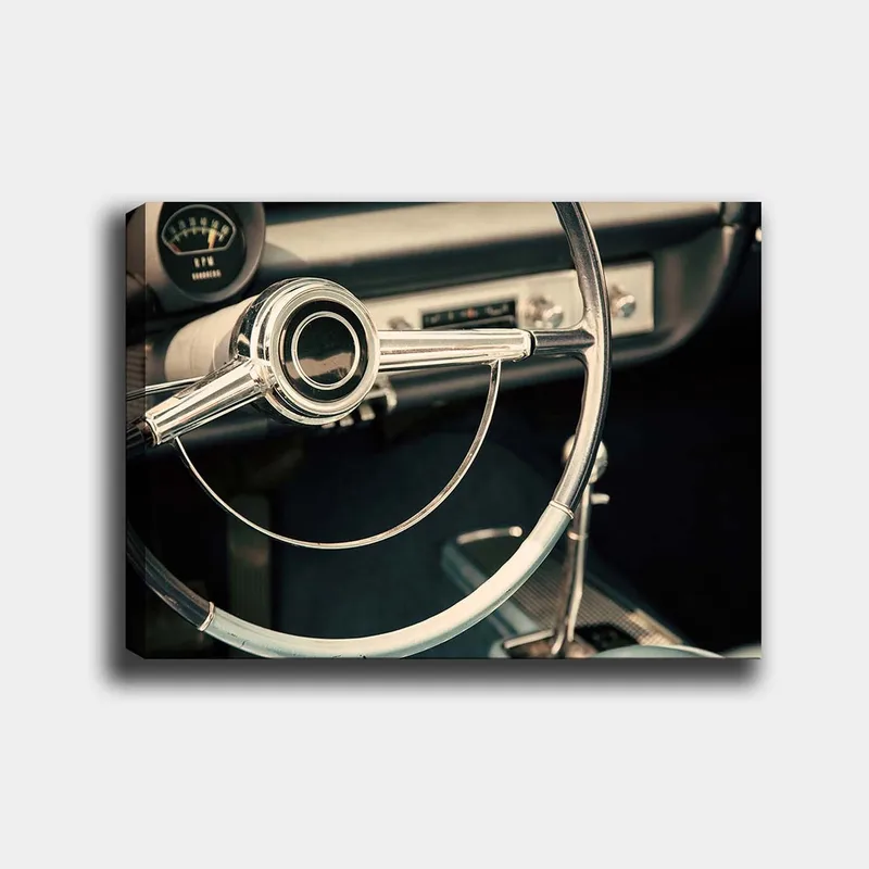 Canvas taulu 70x100 cm - Yksityiskohtainen lähikuva klassisesta auton ohjauspyörästä, jossa on tyylikkäät linjat ja kromipinnat, Kromi / Valkoinen / Musta