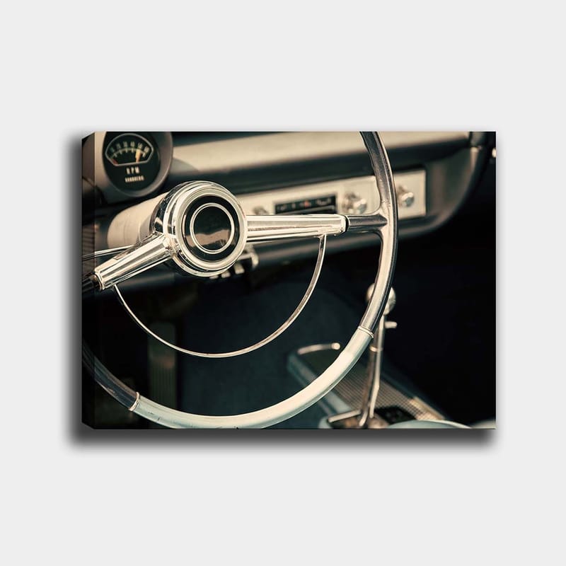 Canvas taulu 70x100 cm - Yksityiskohtainen lähikuva klassisesta auton ohjauspyörästä, jossa on tyylikkäät linjat ja kromipinnat, Kromi / Valkoinen / Musta